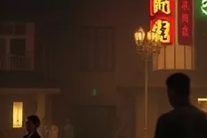 青丝影院主推悬疑剧《雾港来信》中夜晚港口码头亮着灯的场景画面