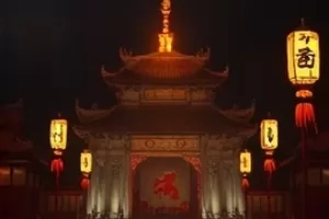 剧情片《四号月台的钢琴》中空荡月台上的一架旧钢琴