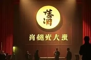 人文纪录片《风从旧窗来》里被风吹动的老式木格窗