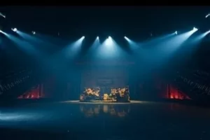 人文纪录片《盐与火》中盐工在海岸线晒盐的场景