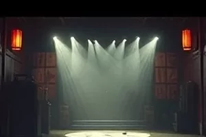 剧情剧《山雀不眠》里清晨山谷薄雾中的木屋