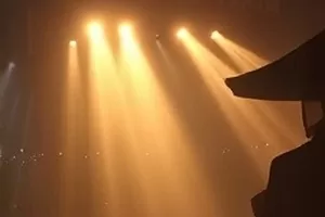 青春剧《长夏未半》里教室窗外蝉鸣的夏日午后