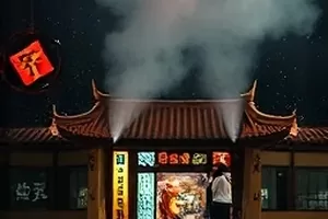 剧情片《旧唱片店》里堆满黑胶唱片的木质货架
